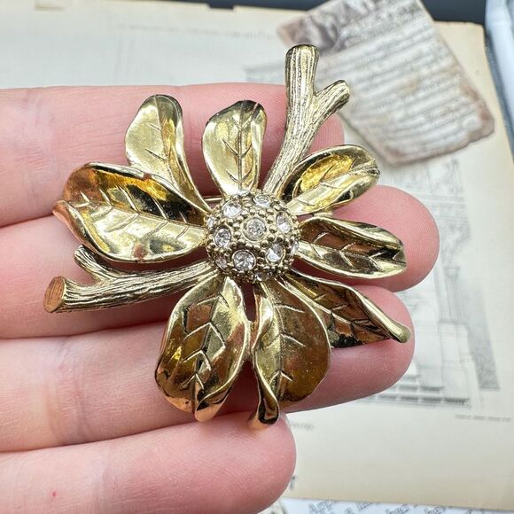 Vintage MONET Gold Rhinestone POINSETTIA FLOWER Brooch Pave Crystal - Picture 2 of 6